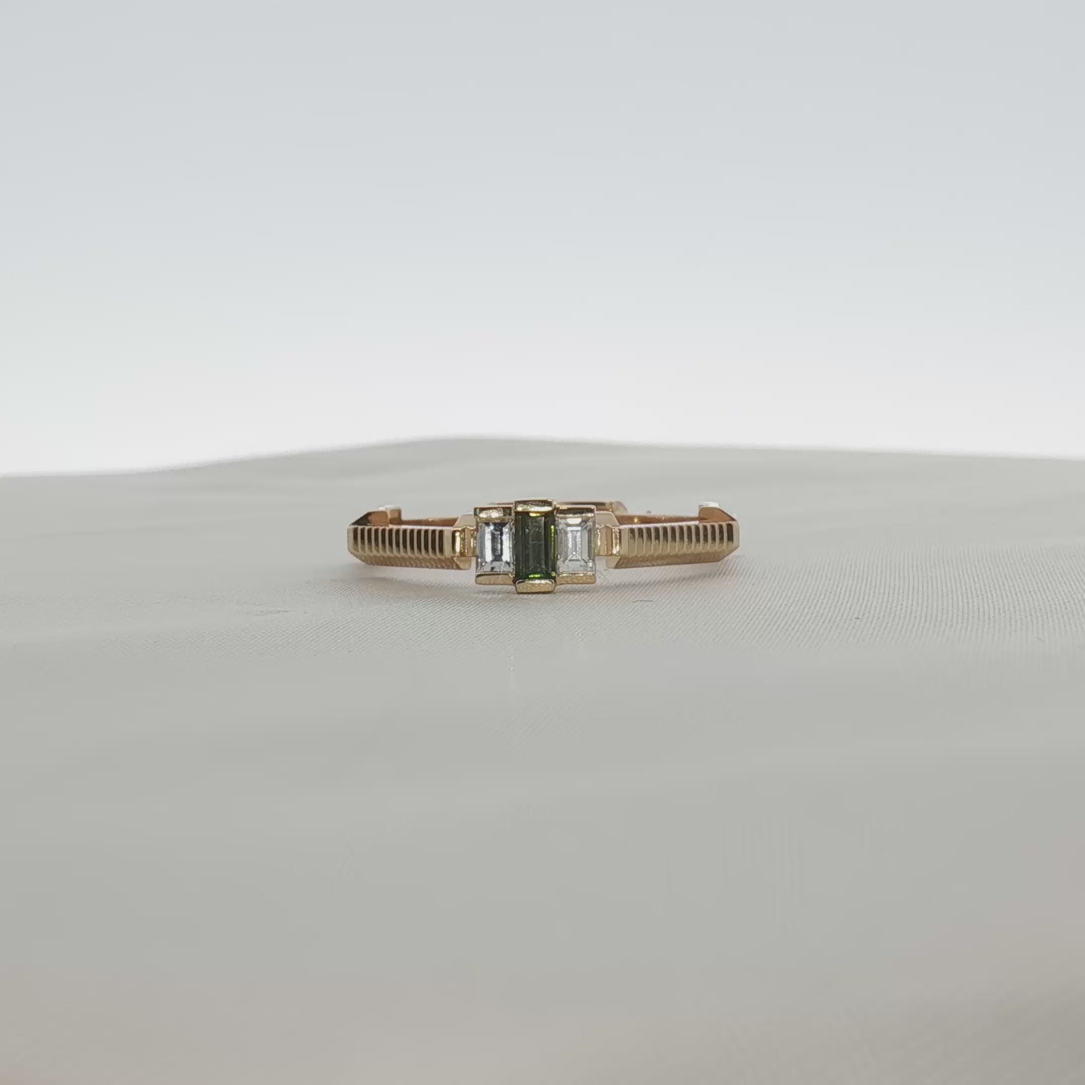 Load video: Gucci Emerald &amp; Diamond Ring